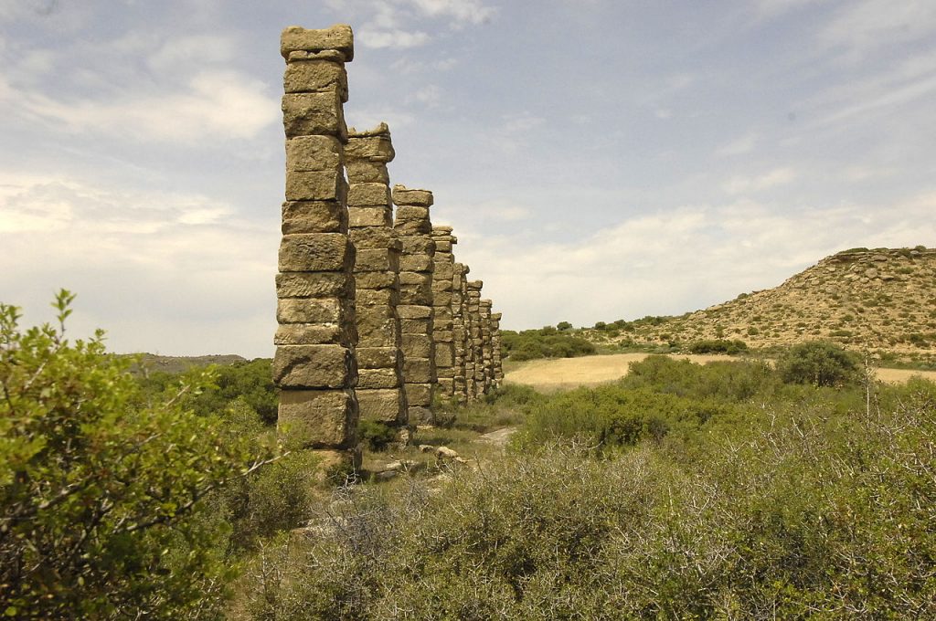 Pilares del acueducto de  Los Báñales
(Wikipedia)